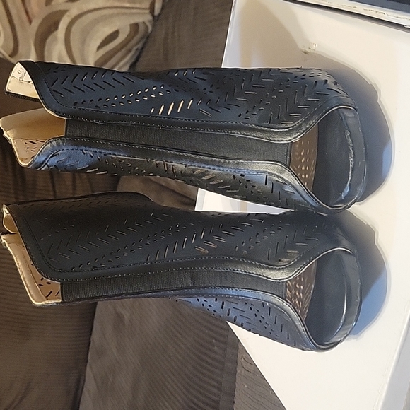 Women Heels - Picture 4 of 4